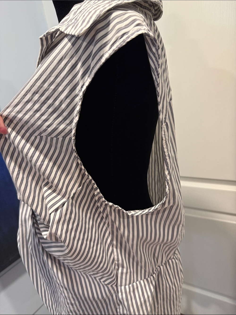 Buy 2 for 20$ ✌🏻 Striped Sleeveless Twist-Front Blouse - White/Black - Picture 4 of 4